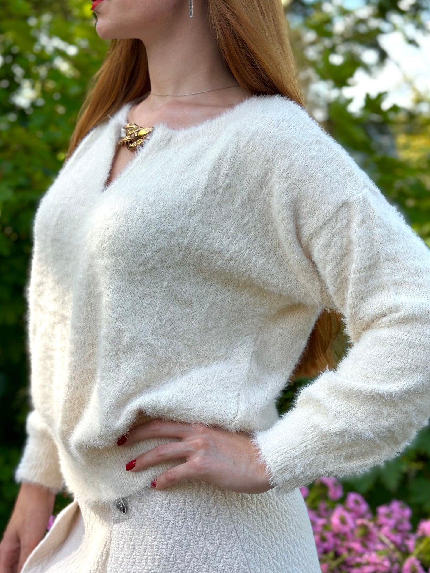 Trikotāžas džemperis ar apkakles zelta krāsas ķēdi