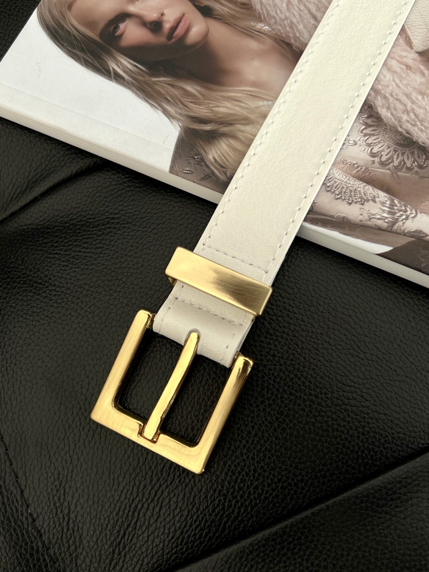 Kvadrātveida balta sieviešu josta