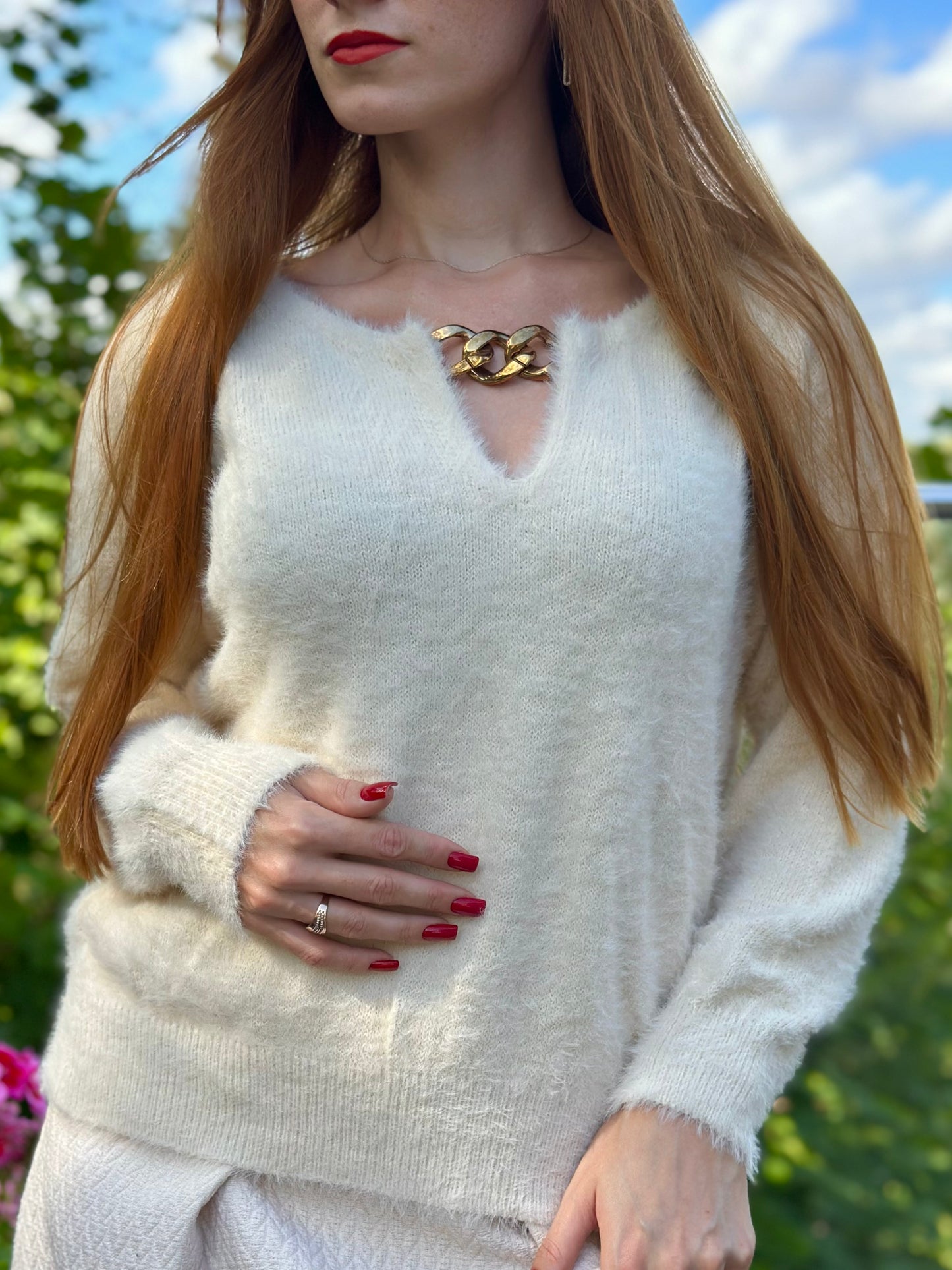 Trikotāžas džemperis ar apkakles zelta krāsas ķēdi