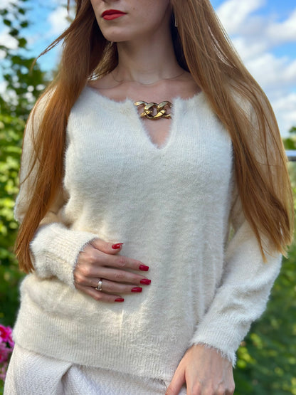 Trikotāžas džemperis ar apkakles zelta krāsas ķēdi