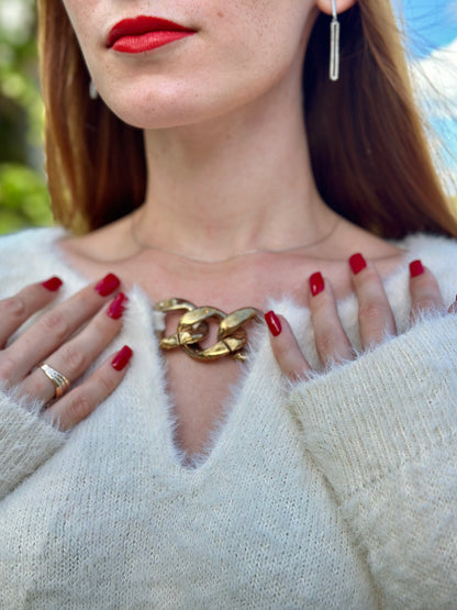 Trikotāžas džemperis ar apkakles zelta krāsas ķēdi