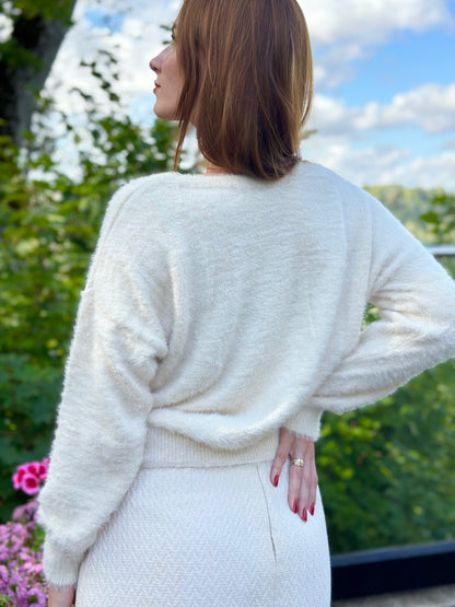 Trikotāžas džemperis ar apkakles zelta krāsas ķēdi