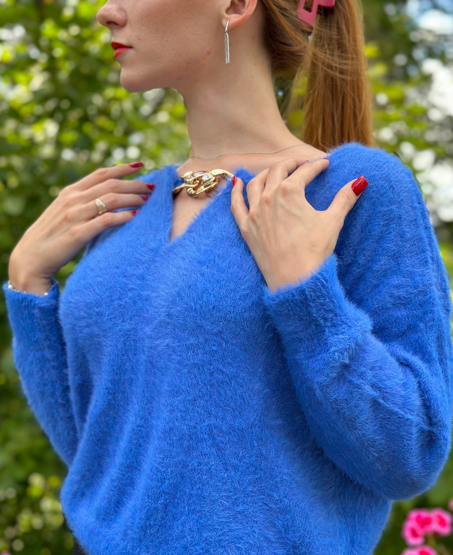 Zilais džemperis ar apkakles zelta krāsas ķēdi