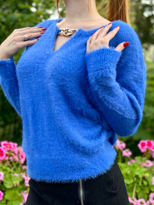 Zilais džemperis ar apkakles zelta krāsas ķēdi