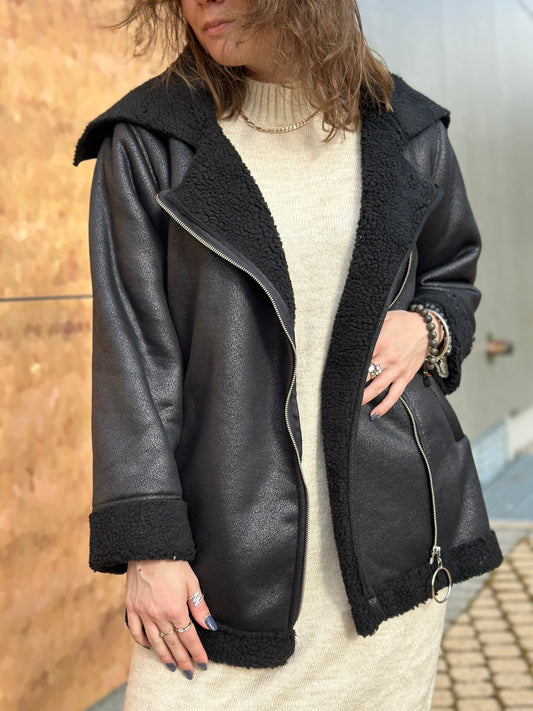 Melns ādas mētelis ar rāvējslēdzēju