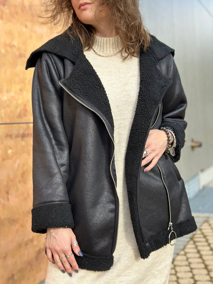 Melns ādas mētelis ar rāvējslēdzēju